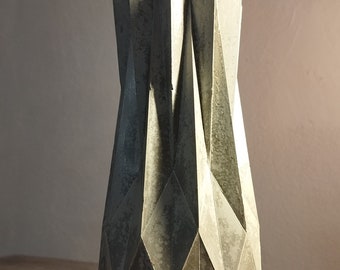 Vase en ciment, design géométrique, finition satinée intérieur/extérieur, idéal pour les espaces minimalistes.