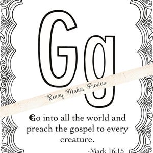 Può includere: Pagina da colorare in bianco e nero con le lettere "G" e "g" in una cornice decorativa. La pagina include il versetto biblico "Andate in tutto il mondo e predicate il vangelo a ogni creatura." -Marco 16:15