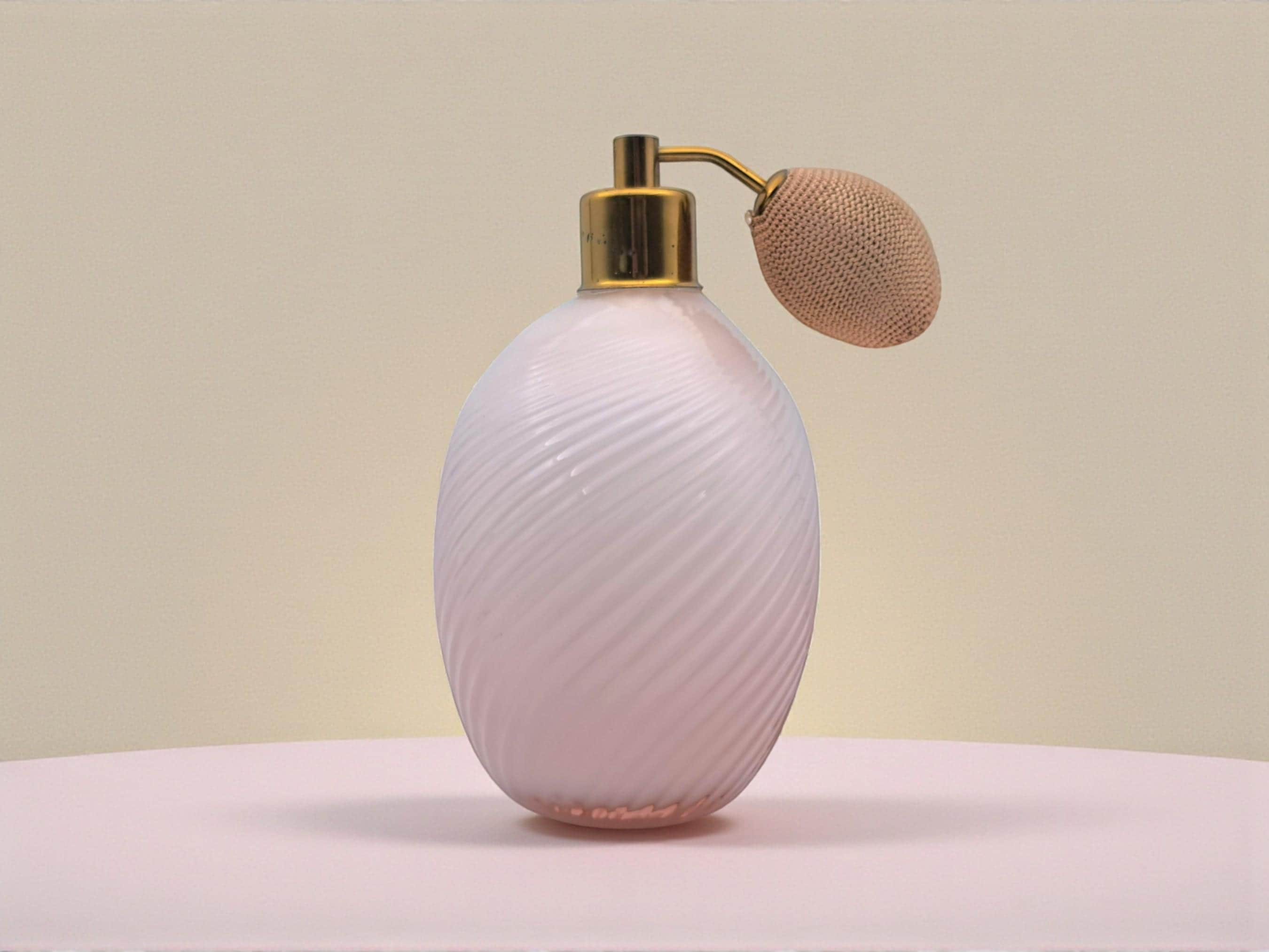 ピンクムラーノガラスの香水アトマイザーボトル、LIP Glassworks