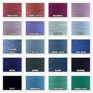 Puede incluir: Una colecci&oacute;n de 20 carretes de hilo en varios tonos de azul, verde, morado, rojo y negro. El hilo est&aacute; enrollado alrededor de cada carrete y etiquetado con el nombre del color.