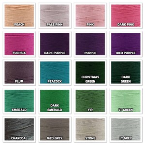 Puede incluir: Una carta de colores de hilo de bordar con 16 colores diferentes, incluyendo melocot&oacute;n, rosa p&aacute;lido, rosa, rosa oscuro, fucsia, morado oscuro, morado, morado medio, ciruela, pavo real, verde navide&ntilde;o, verde oscuro, esmeralda, verde oscuro, abeto, verde claro, carb&oacute;n, gris medio, piedra y gris claro.