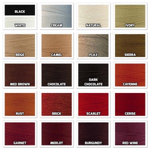 Puede incluir: Una carta de colores de 18 colores de hilo diferentes, incluyendo negro, blanco, crema, natural, marfil, beige, camel, lino, sierra, marr&oacute;n medio, chocolate, chocolate oscuro, cayena, &oacute;xido, ladrillo, escarlata, cereza, granate, merlot, burdeos y vino tinto.