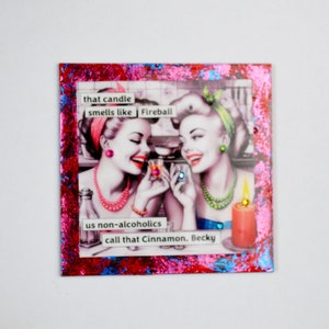 Pode incluir: Um cart&atilde;o brilhante rosa e azul com uma ilustra&ccedil;&atilde;o vintage de duas mulheres brindando com bebidas. O texto no cart&atilde;o diz "that candle smells like Fireball us non-alcoholics call that Cinnamon, Becky".