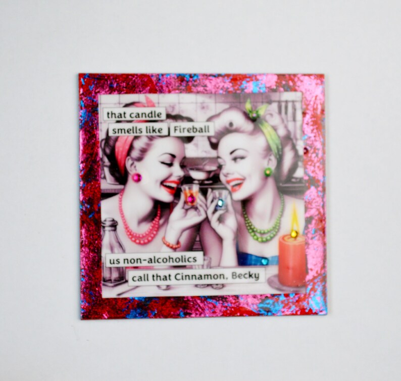 Pode incluir: Um cart&atilde;o brilhante rosa e azul com uma ilustra&ccedil;&atilde;o vintage de duas mulheres brindando com bebidas. O texto no cart&atilde;o diz "that candle smells like Fireball us non-alcoholics call that Cinnamon, Becky".