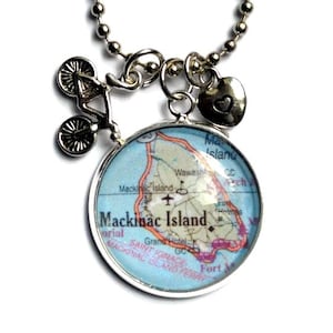 Mackinac Island Map Necklace: Vintage Travel Jewelry, Bicycle Charm afbeelding 1
