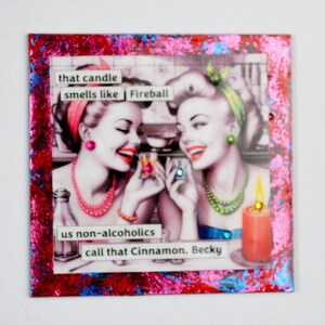 Pode incluir: Duas mulheres com roupas vintage sorriem e seguram copos de shot. O texto na imagem diz "that candle smells like Fireball us non-alcoholics call that Cinnamon, Becky".