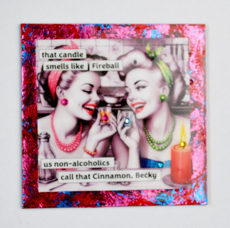 Pode incluir: Duas mulheres com roupas vintage sorriem e seguram copos de shot. O texto na imagem diz "that candle smells like Fireball us non-alcoholics call that Cinnamon, Becky".