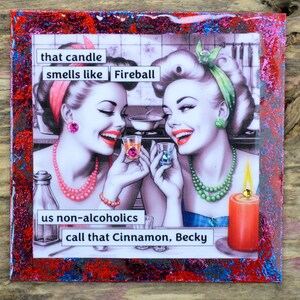 Pode incluir: Uma ilustra&ccedil;&atilde;o de estilo vintage de duas mulheres em uma cozinha, segurando copos de shot. O texto diz "that candle smells like Fireball us non-alcoholics call that Cinnamon, Becky".