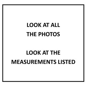 K&ouml;nnte beinhalten: Text auf wei&szlig;em Hintergrund in einem schwarzen quadratischen Rahmen lautet: "LOOK AT ALL THE PHOTOS LOOK AT THE MEASUREMENTS LISTED"