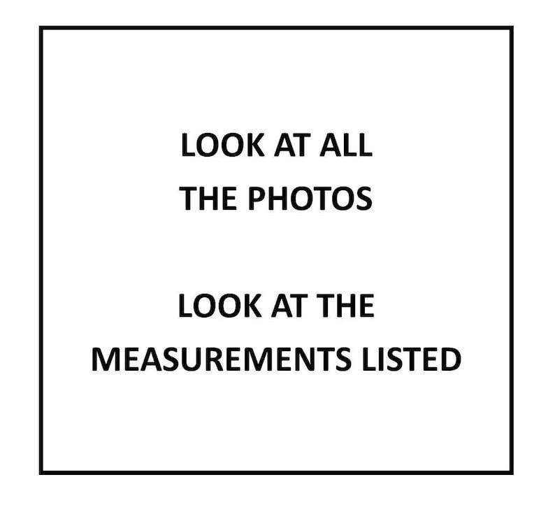 K&ouml;nnte beinhalten: Text auf wei&szlig;em Hintergrund in einem schwarzen quadratischen Rahmen lautet: "LOOK AT ALL THE PHOTOS LOOK AT THE MEASUREMENTS LISTED"