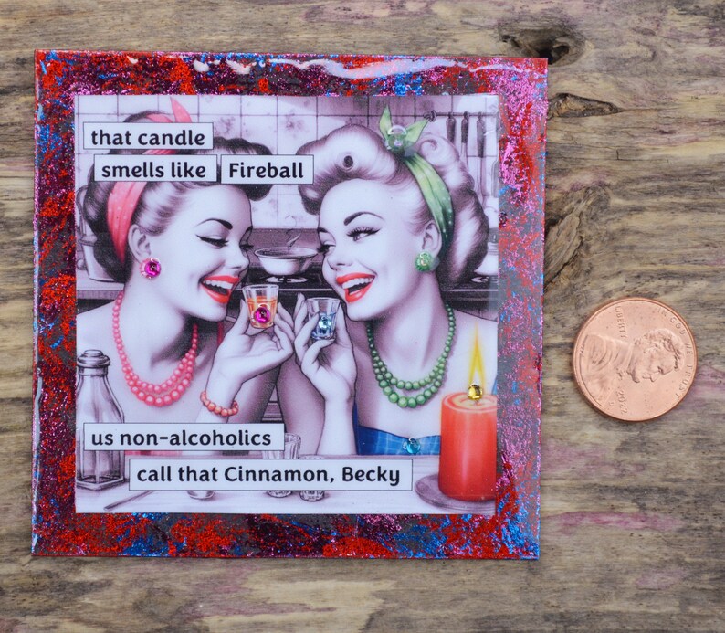Pode incluir: Uma ilustra&ccedil;&atilde;o de estilo vintage de duas mulheres com uma legenda que diz "that candle smells like Fireball us non-alcoholics call that Cinnamon, Becky". A imagem est&aacute; sobre um fundo de glitter vermelho, azul e prateado.