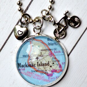Mackinac Island Map Necklace: Vintage Travel Jewelry, Bicycle Charm afbeelding 3