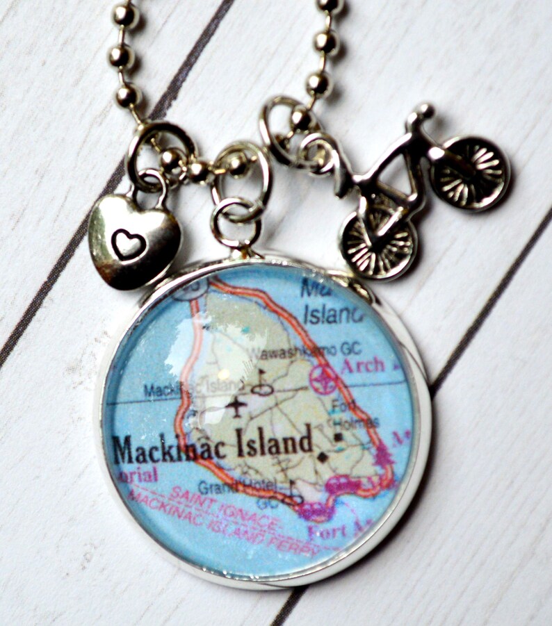 Mackinac Island Map Necklace: Vintage Travel Jewelry, Bicycle Charm afbeelding 3