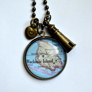 Mackinac Island Map Necklace: Vintage Travel Jewelry, Bicycle Charm afbeelding 4