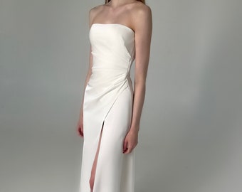 Satin-Brautkleid, trägerloses Brautkleid, drapiertes Brautkleid mit hohem Schlitz, elegante, moderne Hollywood-Glamour-Braut