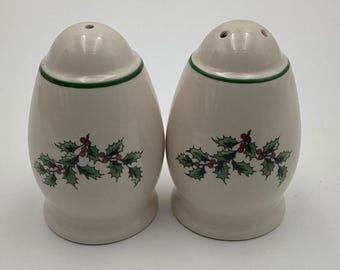 Juego de salero y pimentero Spode con diseño de árbol de Navidad S3324-A8, acebo y muérdago, 8,25 cm (3,25 pulgadas)