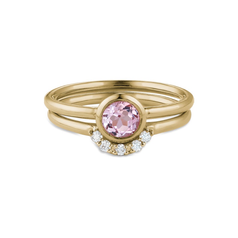 Anillo de compromiso con bisel de turmalina rosa y alianza de diamantes a juego en oro amarillo de 10 k, 14 k y 18 k, oro blanco y oro rosa imagen 1