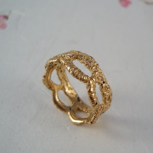 Scallop Lace band ring in 14k solid yellow gold