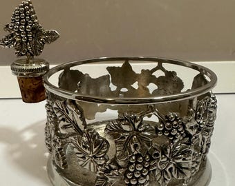 Vintage verzilverde wijnflesonderzetter en bijpassende stop uit de Godinger Silver Art 'Grape'-collectie