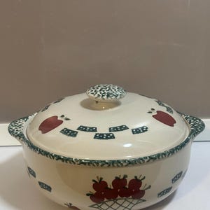 Cazuela de cerámica vintage con estampado de manzanas y cuadros.