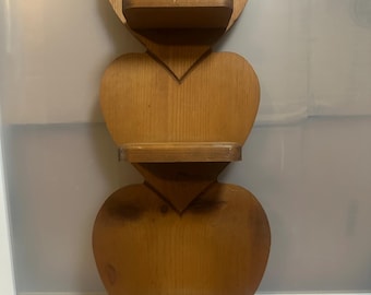 Estantería de madera de 3 niveles con forma de corazón, estilo rústico vintage.