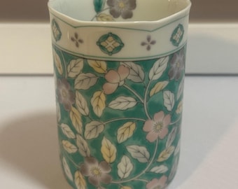 Jarrón de porcelana vintage de la colección “Camelot” del diseñador Andre Richard