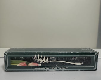 Servidor de espaguetis o pasta bañado en plata, fabricado por International Silver Company.