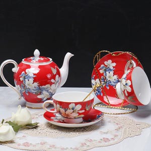 Ręcznie robiony ceramiczny zestaw do kawy: kwiatowe filiżanki i spodki