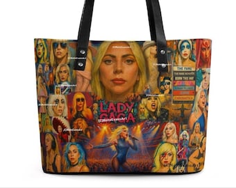 Könnte beinhalten: Eine Tragetasche mit einer Collage von Bildern von Lady Gaga. Die Tasche hat schwarze Griffe und ein farbenfrohes Design mit verschiedenen Porträts und Aufnahmen der Sängerin. Der Text "LADY GAGA" ist auf der Tasche zu sehen.