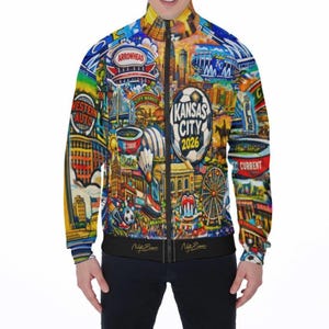 Puede incluir: Chaqueta con cremallera con un dise&ntilde;o de collage colorido que presenta los lugares emblem&aacute;ticos de Kansas City y el texto "Kansas City 2026". La chaqueta tiene cuello y pu&ntilde;os negros, y el dise&ntilde;o incluye un bal&oacute;n de f&uacute;tbol.