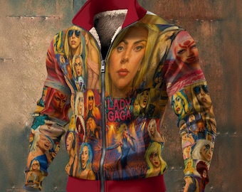 Könnte beinhalten: Eine Jacke mit Reißverschluss und einer Collage von Lady Gaga-Bildern. Sie hat einen roten Kragen und Besatz, ein cremefarbenes Innenfutter und einen durchgehenden Reißverschluss. Auf der Vorderseite steht "LADY GAGA".