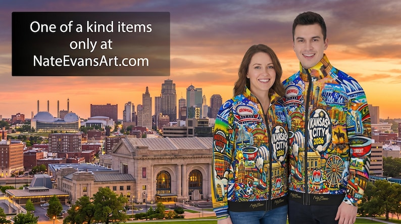 Puede incluir: Una pareja con chaquetas con cremallera coloridas con tem&aacute;tica de Kansas City, de pie frente a un paisaje urbano al atardecer. Las chaquetas presentan varios puntos de referencia de Kansas City y el texto "Kansas City 2026". La imagen incluye el texto "One of a kind items only at NateEvansArt.com".