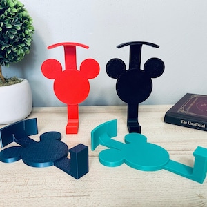 Könnte beinhalten: Ein Set aus drei Keramikbechern mit gesprenkelter, matter Oberfläche. Die Becher sind in Creme-, Hellbraun- und Dunkelbrauntönen gehalten. Jeder Becher hat ein schlichtes, minimalistisches Design, ideal für Kaffee oder Tee.