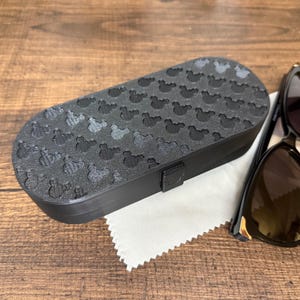 Custodia per occhiali con orecchie da topo interamente in plastica, custodia per occhiali da sole con chiusura a scatto rigida e senza metallo, accessorio per le vacanze nei parchi a tema, compatibile con la sicurezza TSA.