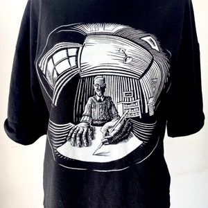 Camiseta personalizada pintada à mão. Moletom personalizado. Roupas personalizadas. Livros e arte. Presente com significado. Escritor, homem de letras, jornalista.