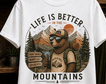 Koszulka z nadrukiem Life Is Better Mountains Bear, miłośniczka pieszych wędrówek i przyrody (PNG)