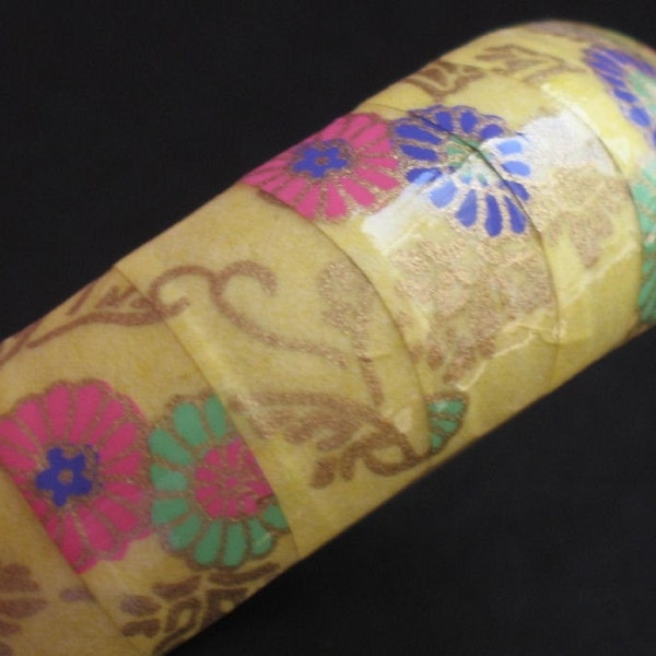 Chrysanthèmes roses et bleus sur bracelet en bois découpaged papier jaune Washi