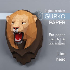 Op de afbeelding: Een geometrische papieren leeuwenkopsculptuur met een open mond, die een rood interieur onthult. De manen en het gezicht van de leeuw zijn in bruin- en beigetinten. De tekst "GURKO PAPER" en "Lion head" zijn zichtbaar.