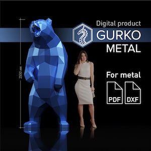 Könnte beinhalten: Digitales Produkt GURKO METAL für Metall. Eine blaue, polygonale Bärenskulptur steht auf einer reflektierenden Oberfläche. Der Bär ist 2500 mm hoch. Das Produkt ist in den Formaten PDF und DXF verfügbar.