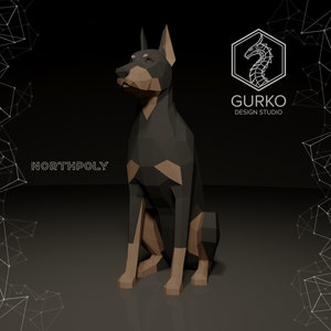 K&ouml;nnte beinhalten: Ein Low-Poly-3D-Modell eines Dobermanns, der sitzt und den Kopf leicht angehoben hat. Der Hund ist schwarz mit braunen Abzeichen. Das Modell ist auf einem dunkelgrauen Hintergrund gerendert, mit einem wei&szlig;en Logo, das "GURKO DESIGN STUDIO" in der oberen rechten Ecke zeigt.