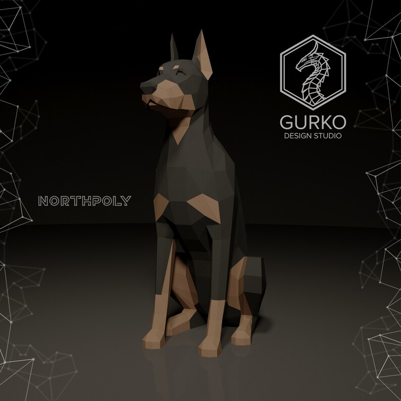 K&ouml;nnte beinhalten: Ein Low-Poly-3D-Modell eines Dobermanns, der sitzt und den Kopf leicht angehoben hat. Der Hund ist schwarz mit braunen Abzeichen. Das Modell ist auf einem dunkelgrauen Hintergrund gerendert, mit einem wei&szlig;en Logo, das "GURKO DESIGN STUDIO" in der oberen rechten Ecke zeigt.