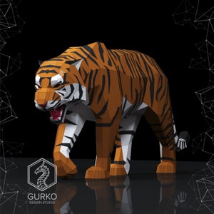 Può includere: Un modello di carta 3D di una tigre, con strisce arancioni e nere, che cammina a bocca aperta. La tigre è fatta di carta piegata e ha un aspetto realistico.
