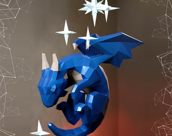 Pode incluir: Um dragão azul de papel com chifres brancos, enroscado com as asas abertas. O dragão está rodeado de estrelas brancas sobre um fundo castanho. O texto "NORTHPOLY" e "GURKO DESIGN STUDIO" é visível.