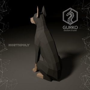 K&ouml;nnte beinhalten: Ein schwarz-braunes Low-Poly-3D-Modell eines Hundes, der auf einer grauen Oberfl&auml;che sitzt. Der Hund ist vom Betrachter abgewandt. Das Bild stammt von Northpoly.
