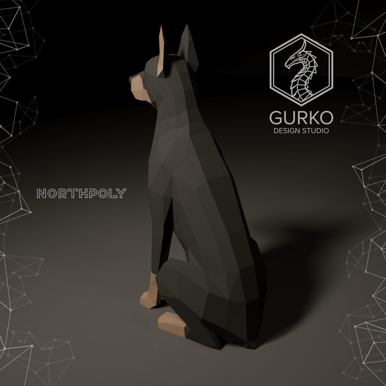 K&ouml;nnte beinhalten: Ein schwarz-braunes Low-Poly-3D-Modell eines Hundes, der auf einer grauen Oberfl&auml;che sitzt. Der Hund ist vom Betrachter abgewandt. Das Bild stammt von Northpoly.