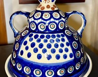 Poterie polonaise grand fromage vintage lady. Beurrier bleu et blanc de plus de 35 ans de service soupière paon miniature en céramique de Pologne