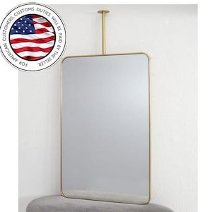 Pode incluir: Espelho retangular com moldura dourada e suporte de teto a condizer. O espelho está pendurado numa parede branca. O texto na imagem diz: "FOR AMERICAN CUSTOMERS DUTIES WILL BE PAID BY THE SELLER."