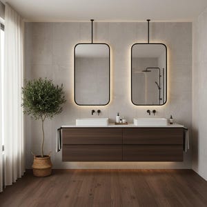 Op de afbeelding: Modern badkamerontwerp met twee rechthoekige spiegels met zwarte frames en geïntegreerde verlichting. De spiegels hangen boven een donkere houten wastafel met twee witte wastafels. Een kleine olijfboom in een gevlochten mand en een transparant gordijn.