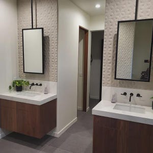 Deckenhalterung Rechteckiger Badezimmer Spiegel | Decken hängender moderner Kosmetikspiegel, hängender Spiegel mit Metallrahmen Bild 3