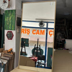 Deckenhalterung Rechteckiger Badezimmer Spiegel | Decken hängender moderner Kosmetikspiegel, hängender Spiegel mit Metallrahmen Bild 7